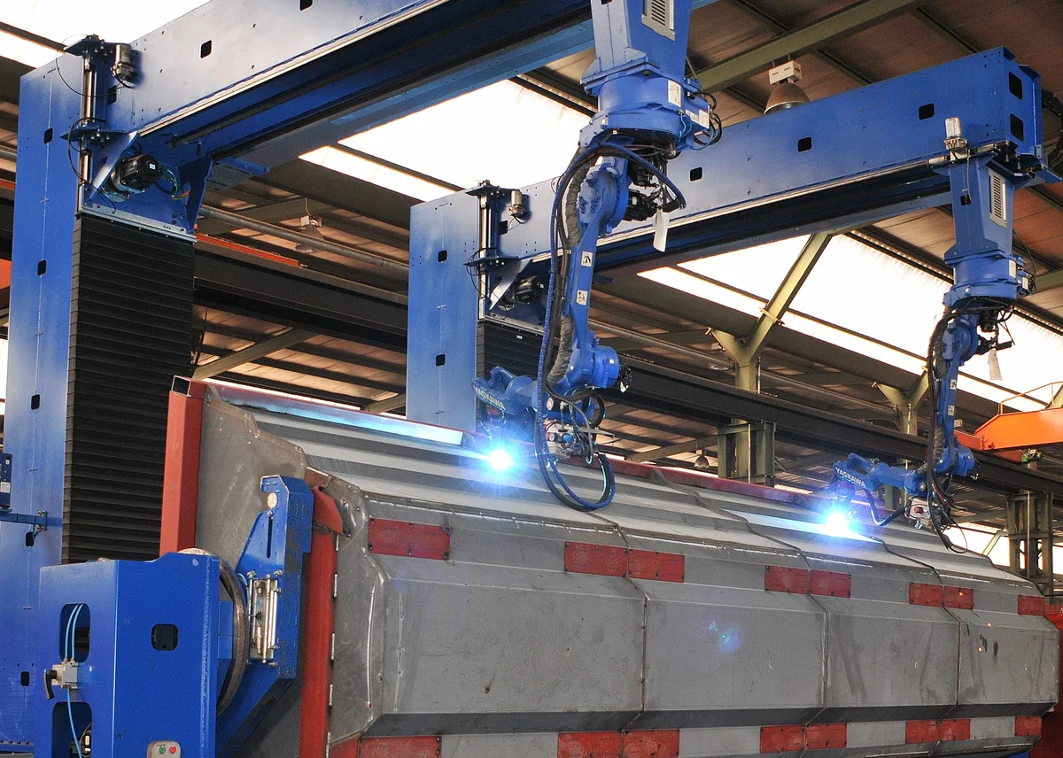 Yaskawa MOTOMAN MA2010 gantry robots welding an AFRIT S7 side tipper bin